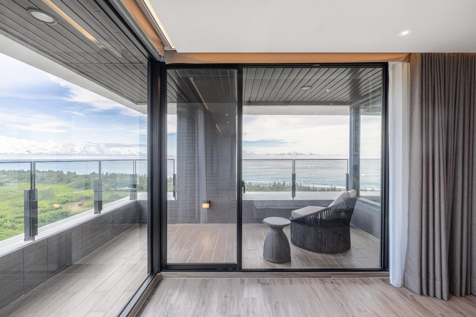 Lakeshore Hotel Hualien Taroko Shunan Zimmer foto A sliding door