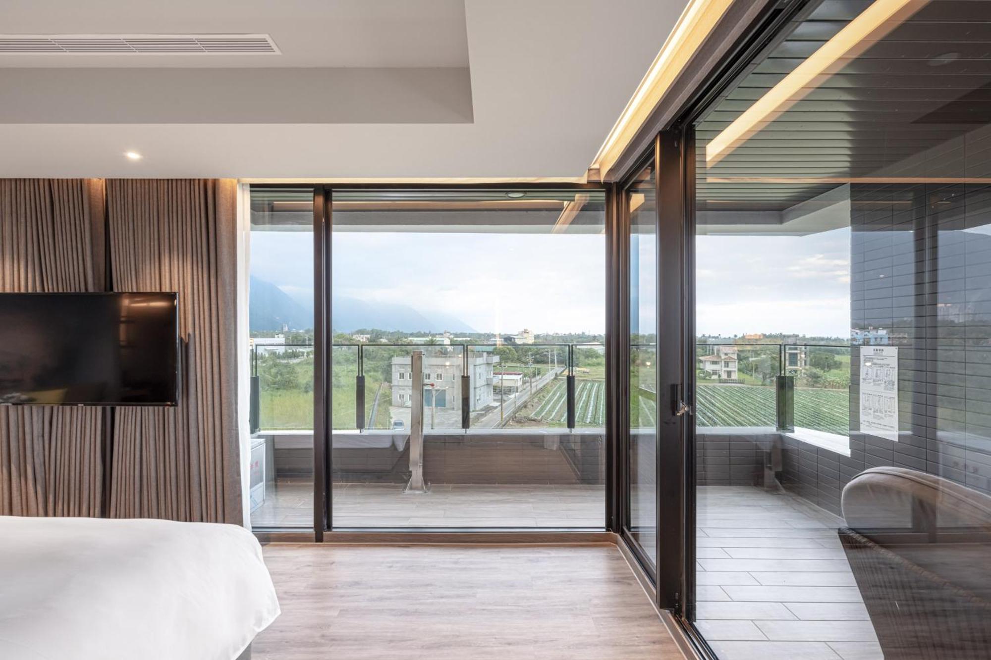 Lakeshore Hotel Hualien Taroko Shunan Zimmer foto A sliding door